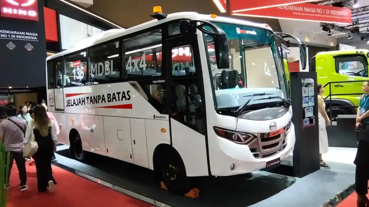 Bus Tambang Hino Bus 136 MDBL 4x4 Mendebut di GIICOMVEC 2026