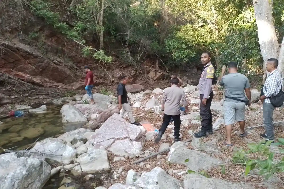 Seorang Suami Temukan Jasad Istrinya di Kali Pikan Desa Oenbit TTU NTT