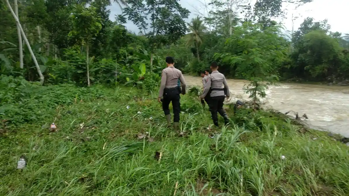 Upaya Pencarian Natasya, Bocah 4 Tahun yang Terseret Banjir Bandang di Tasik Terkendala Sampah