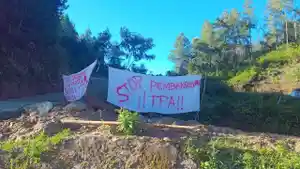 Spanduk-penolakan-TPA-membentang-di-Poros-MamasaPolewali.jpg
