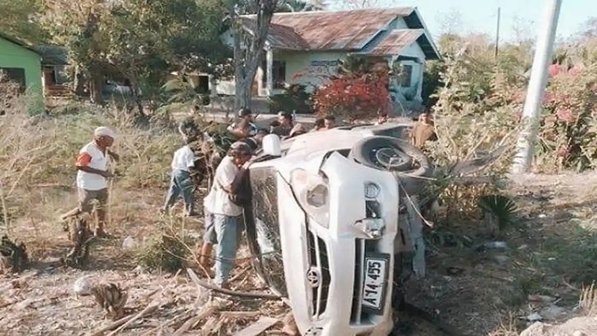 Mobil Berplat Timor Leste Terbalik di Jalan Timor Raya Naibonat, 2 Orang Luka