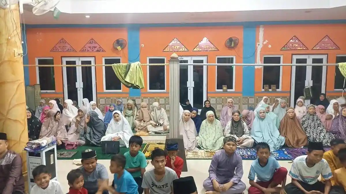 Safari Ramadhan Malam Ke 6 di Meral Barat, Bupati Karimun: 3 Amalan utama - jamaah-sholat-di-masjid-baitul-hikmah.jpg