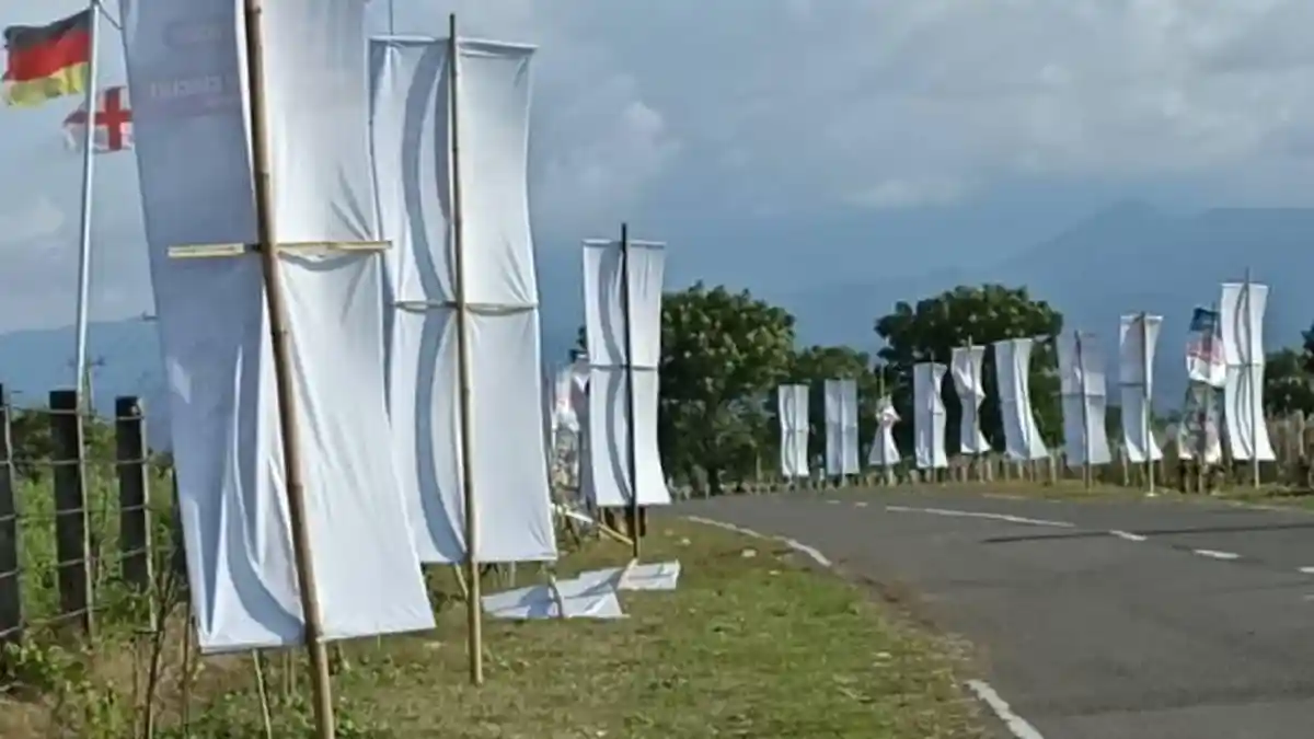 Spanduk di Depan Sirkuit MXGP Samota Roboh, Bendera Negara Peserta Sobek