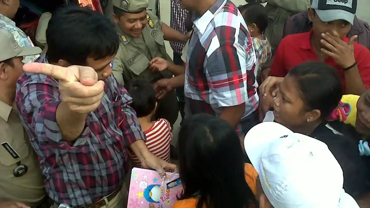 Wagub Djarot Bagi-bagi Buku Tulis kepada Warga Kapuk