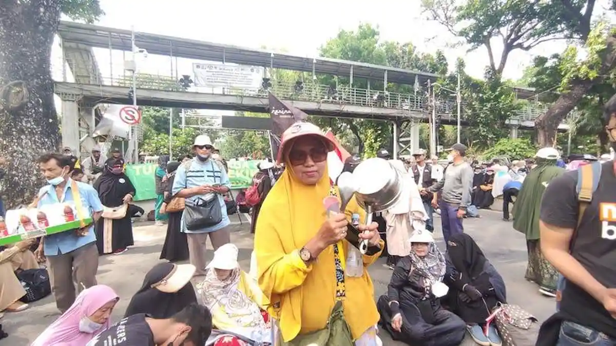 Demo Tolak BBM, Rombongan Emak-emak Bawa Panci dan Centong