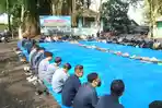 General-Manager-PG-Pesantren-Baru-Sugondo-baju-biru-saat-menghadiri-acara-selamatan.jpg