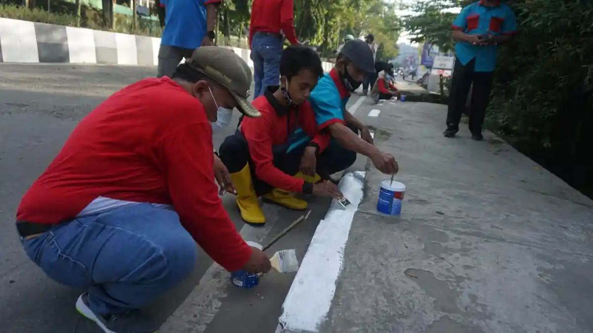 Pengecatan Trotoar dan Median Jalan di Kecamatan Samarinda Ulu, Camat Harap Berkelanjutan