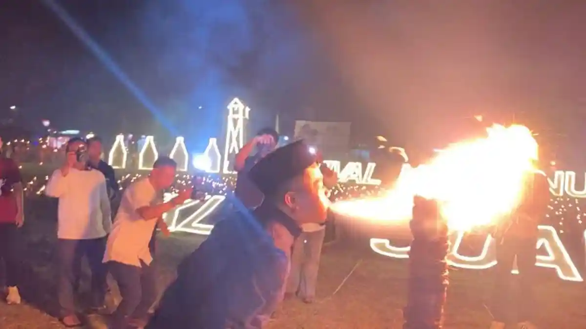 Ketua DPRD Morowali Tampilkan Atraksi Tiup Api di Festival Montunu Hulu