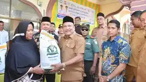 Bupati-Mukhlis-serahkan-beras-bantuan.jpg