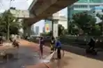 Petugas Pemadam Kebakaran Bersihkan Jalan  Kapten Piere Tendean