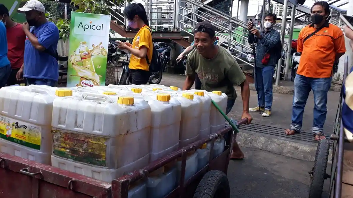Harga Turun, Stok Minyak Goreng di Pasar Kramat Jati Langka