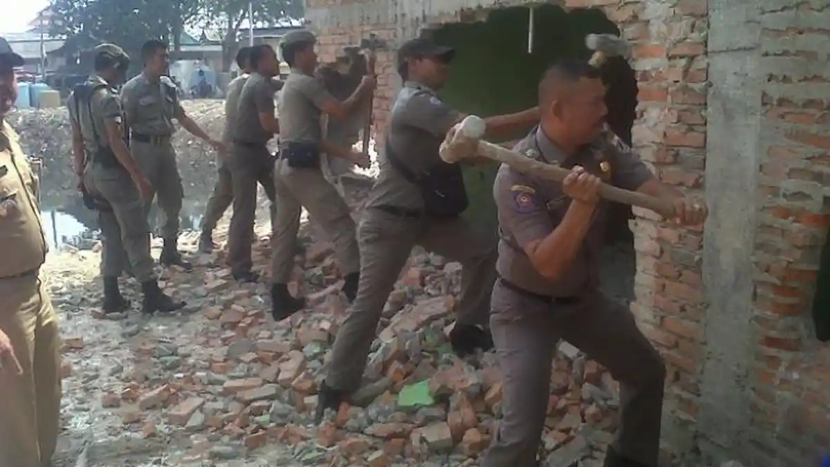 Hanya Pakai Palu, Satpol PP Bongkar 310 Bangunan di Kali Gendong