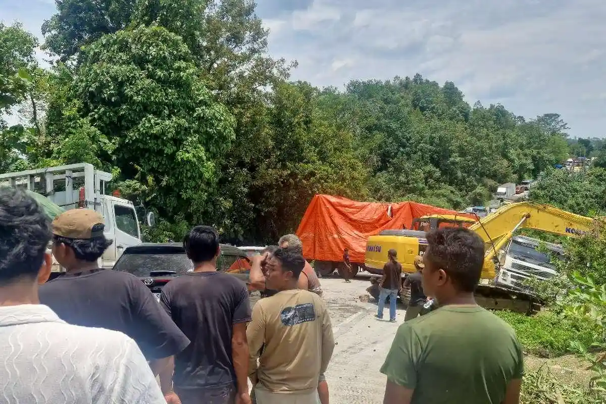 8 Fakta Kemacetan Parah di Jalan Poros Bontang-Samarinda: Truk Trailer Melintang Akibat Gagal Nanjak