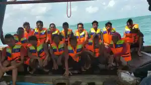 Awak-kapal-terbalik-di-Lingga.jpg