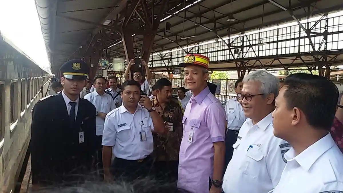 Gubernur Jawa Tengah Lepas Pemudik Gratis dari Stasiun Senen