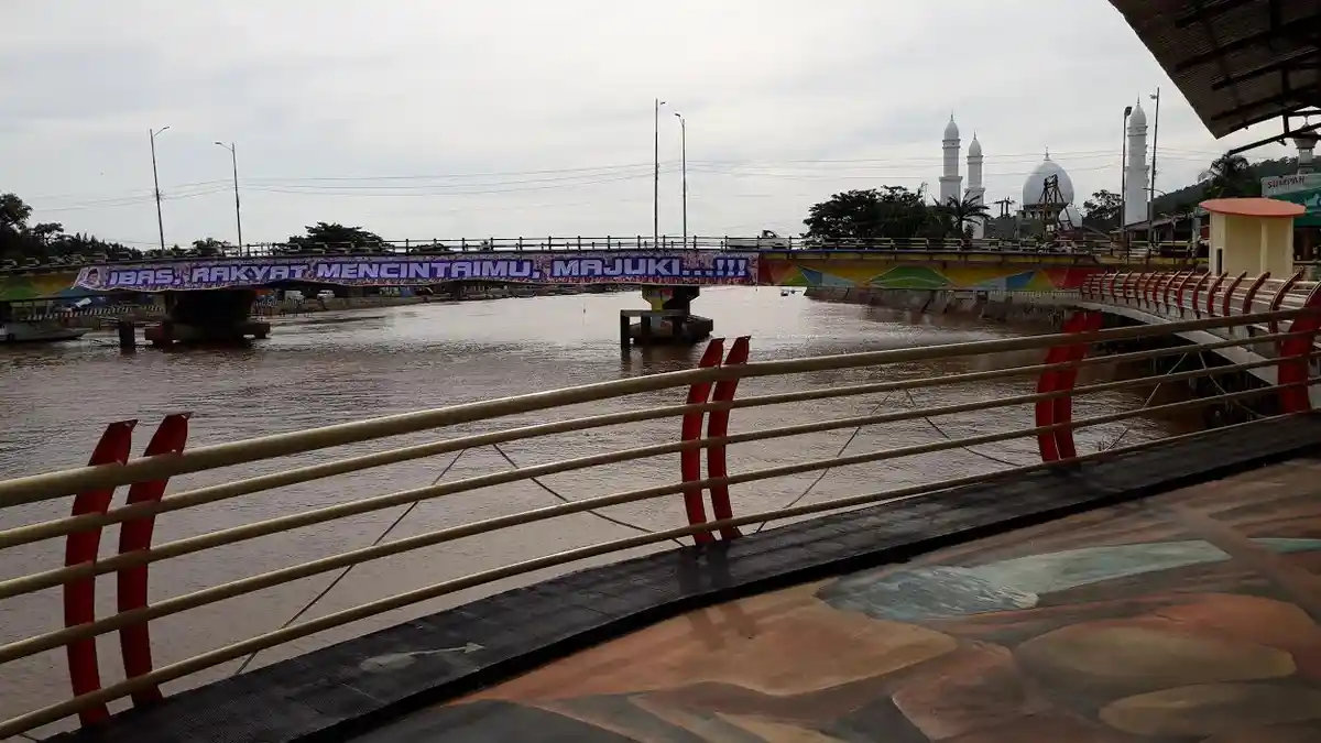 Jembatan Sungai Malili Luwu Timur Ada Spanduk 'Ibas, Rakyat Mencintaimu, Maju Ki'
