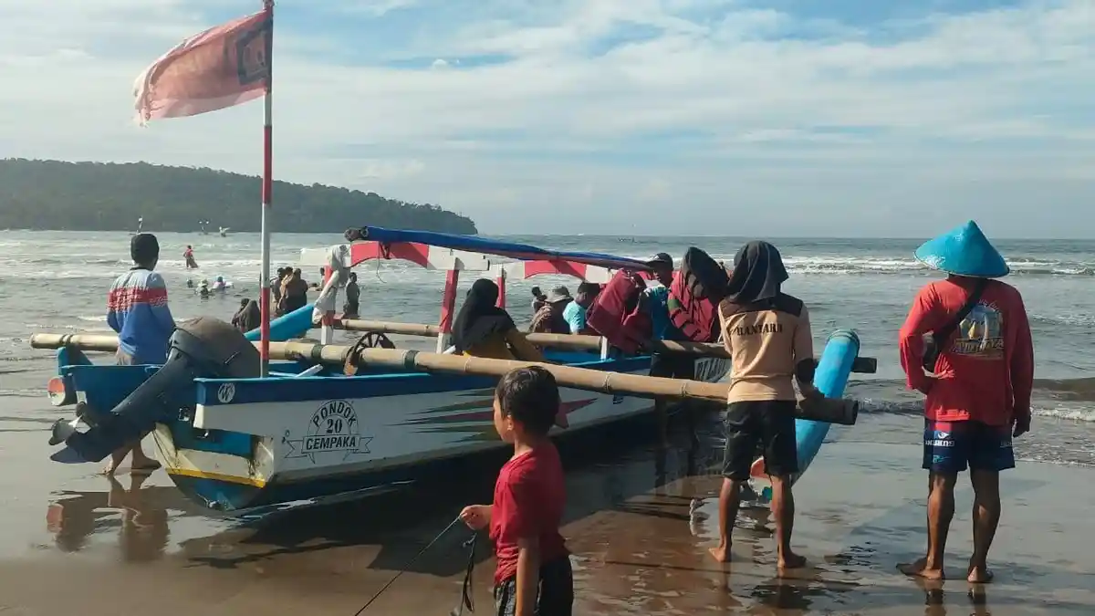 Ribuan Pengunjung Padati Pantai Pangandaran, Petugas Ingatkan Tetap Waspada Meski Cuaca Cerah