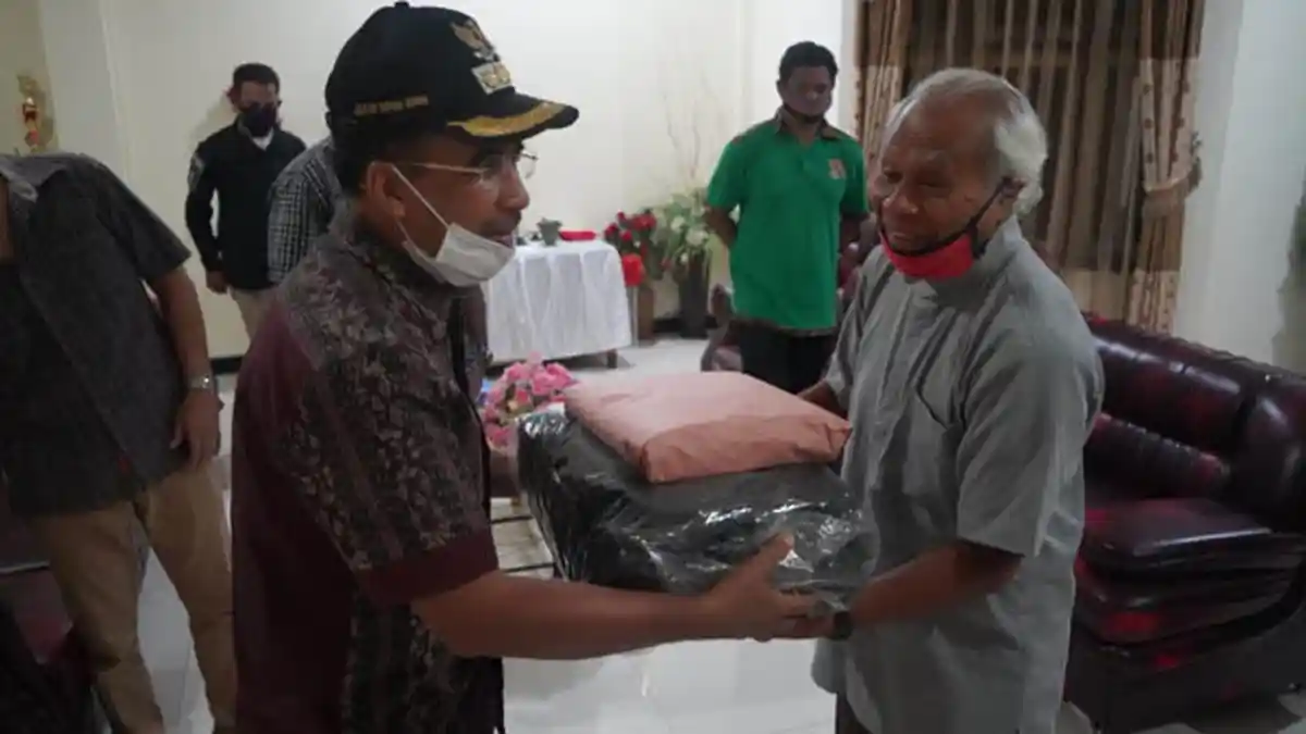 Wali Kota Kupang Serahkan Bantuan Perlengkapan Ibadah Tiga Paroki