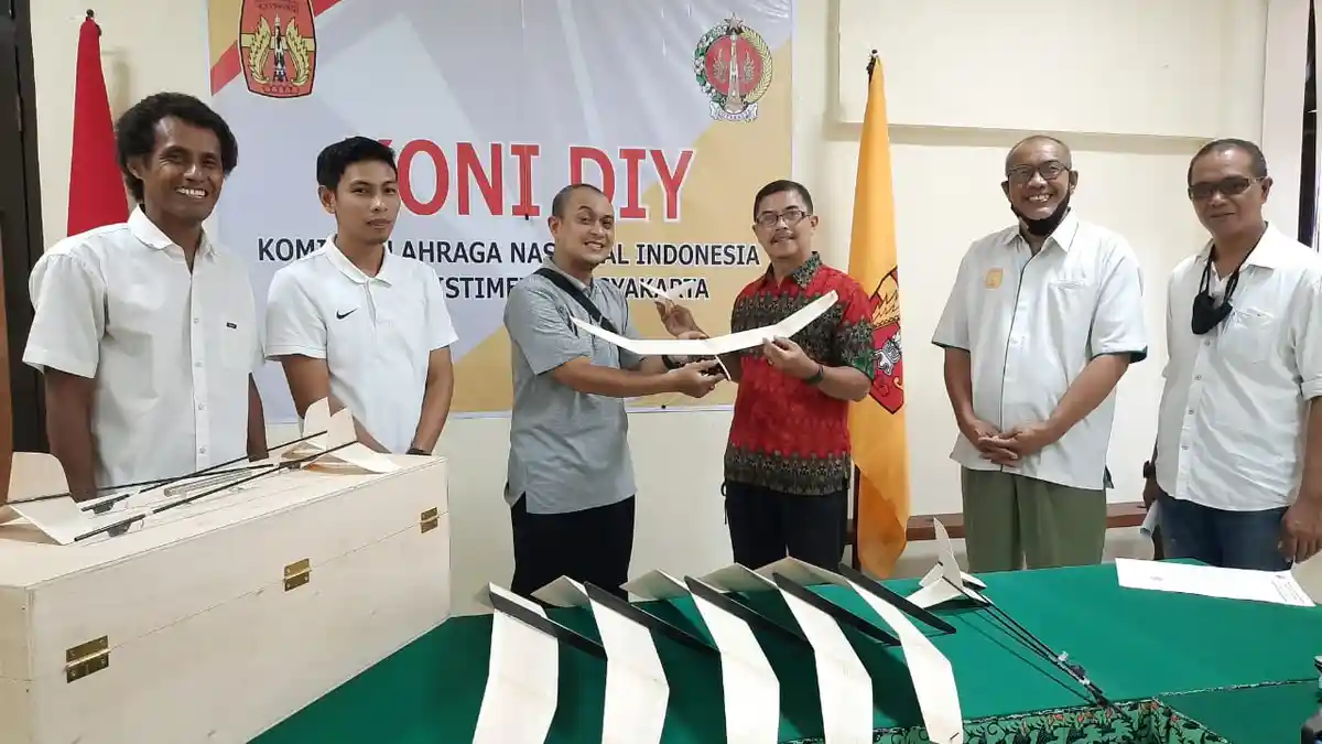 KONI DIY Serahkan Bantuan Enam Unit Pesawat Kepada Pengda FASI DIY