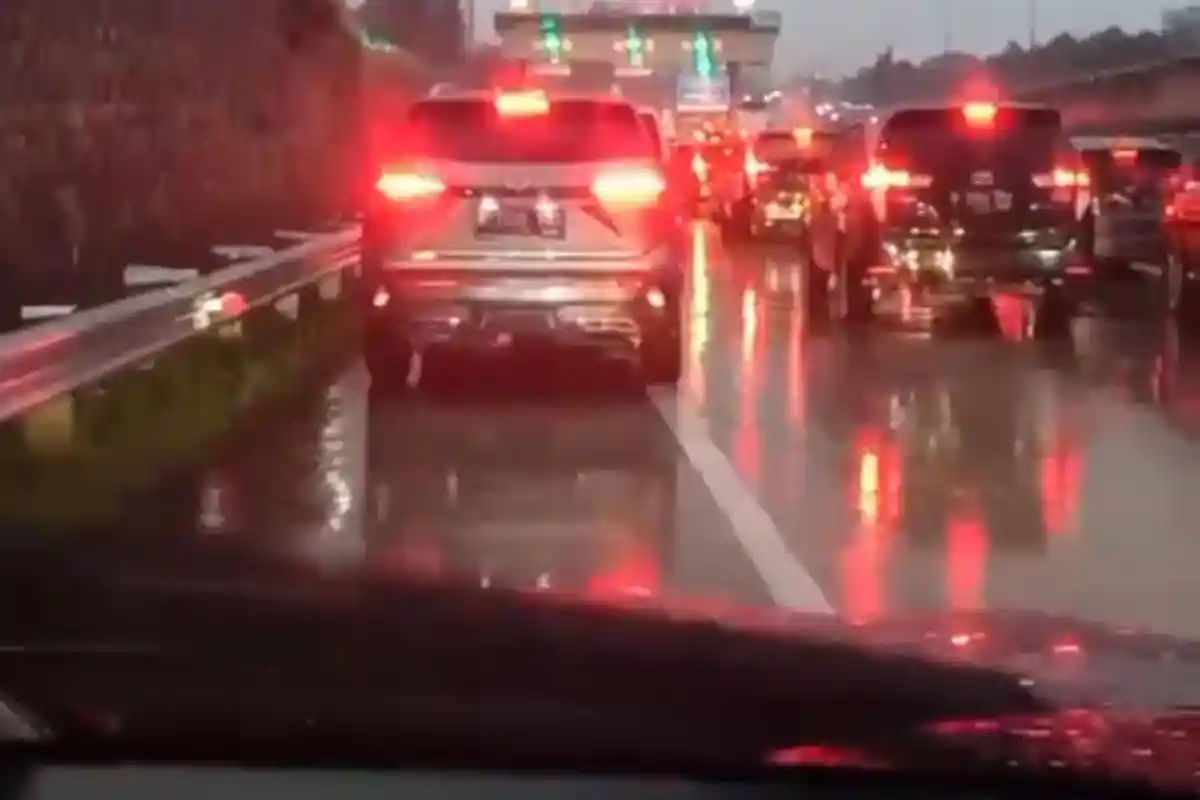 Diguyur Hujan Deras, Tol di Tangerang Selatan Terendam Banjir dan Macet Total