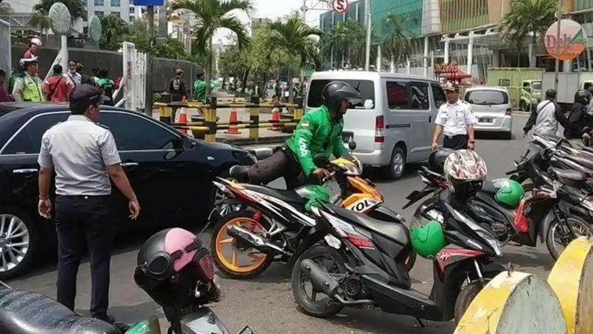 Puluhan Driver Ojek Online dan Petugas Adu Mulut Karena Tidak Mau Ditertibkan