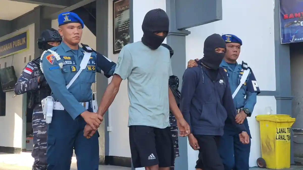 Tim F1QR Lanal Karimun Amankan Tiga Orang PMI Ilegal dan Satu Orang WNA