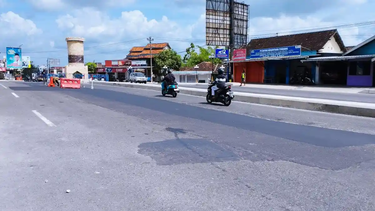 DPUPRKP Gunungkidul Perbaiki Jalan Ambles di Sekitar Bundaran Siyono