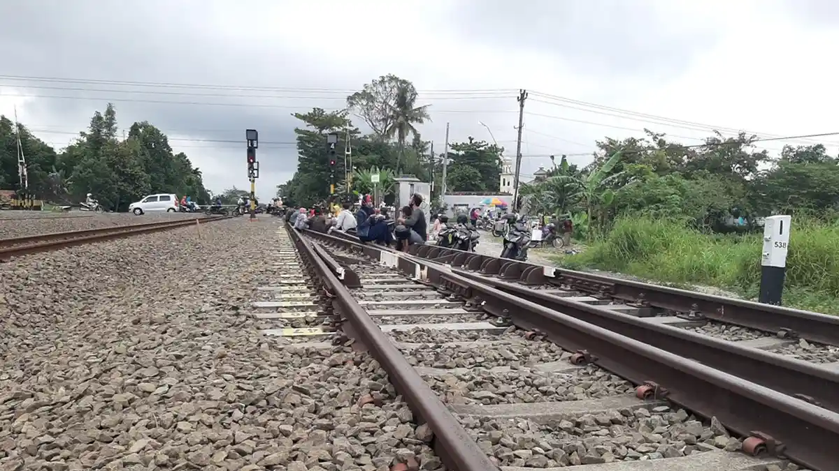 Potret Aktivitas Warga Asik Kulineran di Perlintasan Kereta Api Gamping Sleman Pada Sore Hari