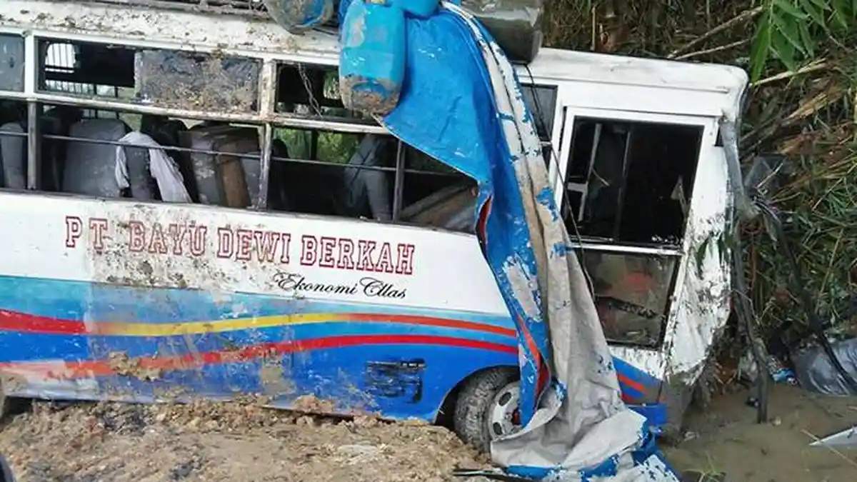 BREAKING NEWS: Sopir Diduga Ngantuk, Bus Nek Aki Masuk Parit