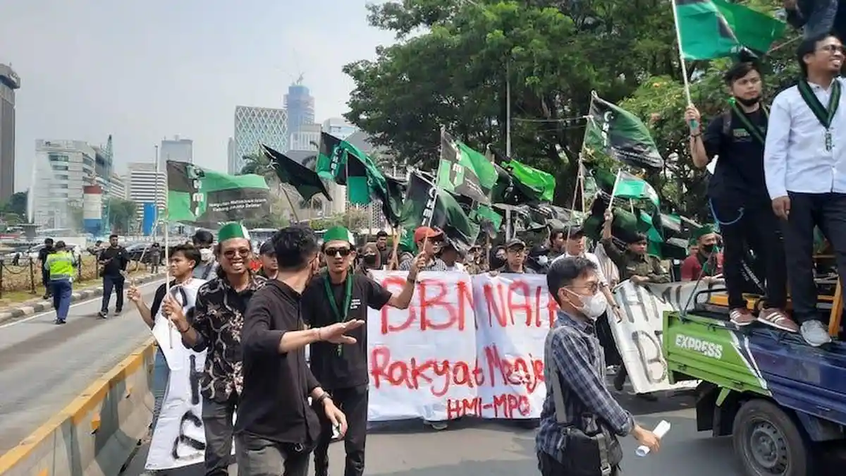 HMI Demo di Kawasan Patung Kuda Monas Tolak Kenaikan Harga BBM