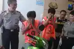 dua-maling-motor-ini-menutup-muka-saat-gelar-perkara-di-polsek-sukolilo-surabaya_20150529_222712.jpg