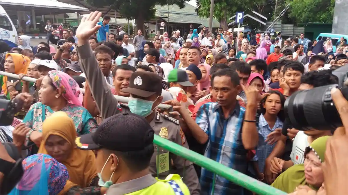 Memaksa Ingin Masuk, Keluarga Jamaah Haji Saling Dorong dengan Polisi