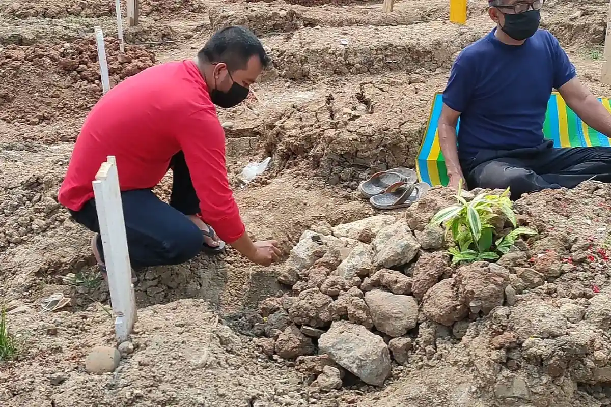 Pusara Ibunda di TPU Rorotan Ambles, Ahmad Kumpulkan Bebatuan Rapikan Bagian Makam yang Rusak