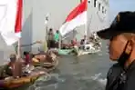 Ratusan Nelayan Suramadu Terima Bantuan Sembako di KRI Makassar