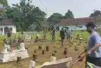 Sambut Ramadan, Warga Bangkalan Silaturahim Sambil Bersihkan Komplek Pemakaman 