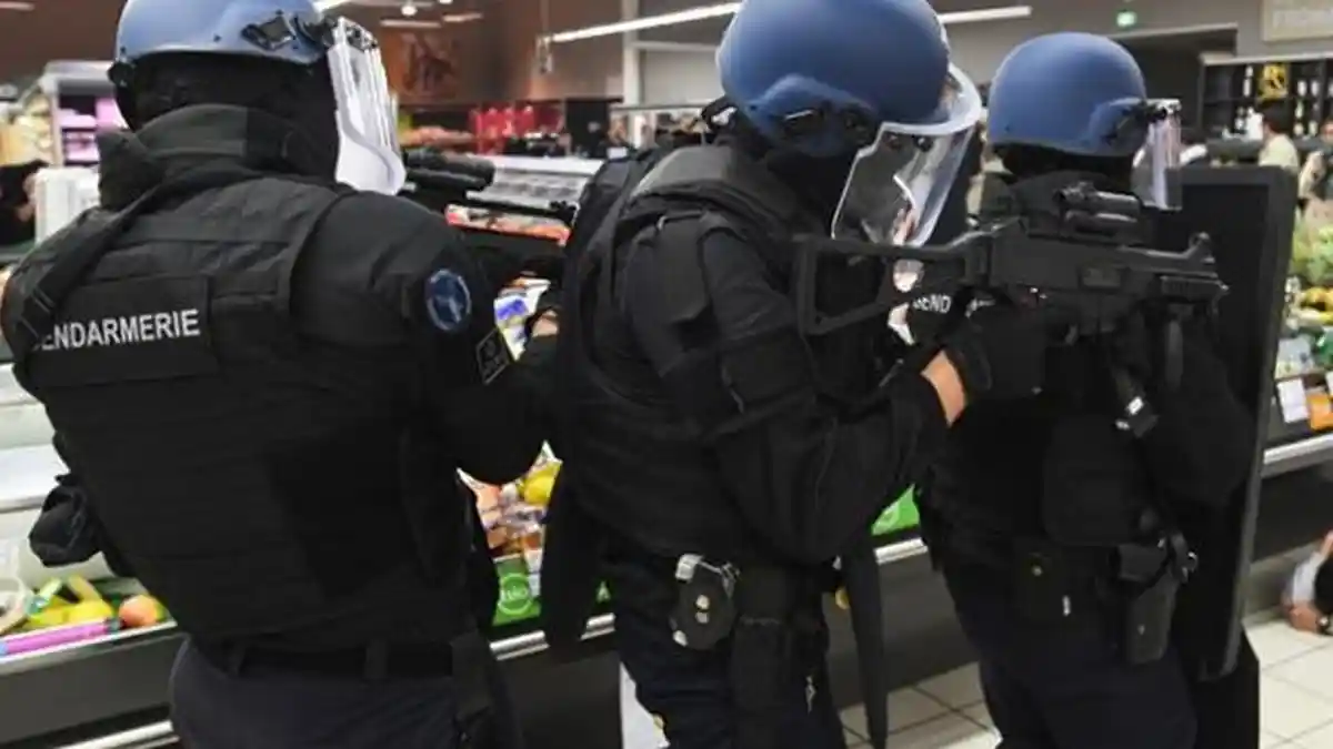 Polisi Perancis Tangkap 10 Orang yang Diduga Merencanakan Menyerang Masjid dan Politisi