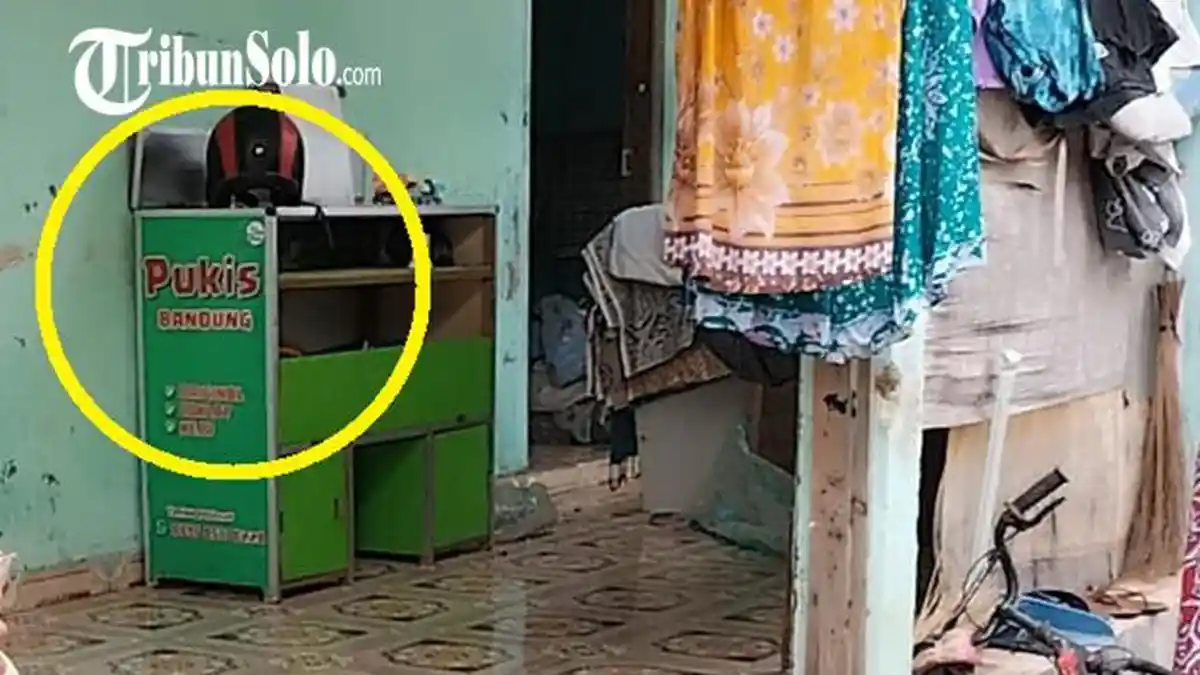 Gerobak Pukis Terpasang di Depan Rumah Indekos Pelaku Bom Astanaanyar