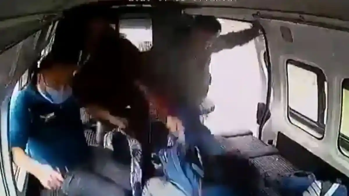 Rampok Gagal Beraksi di Angkot, Dipukuli Penumpang hingga Pingsan Dibiarkan Telanjang di Jalan