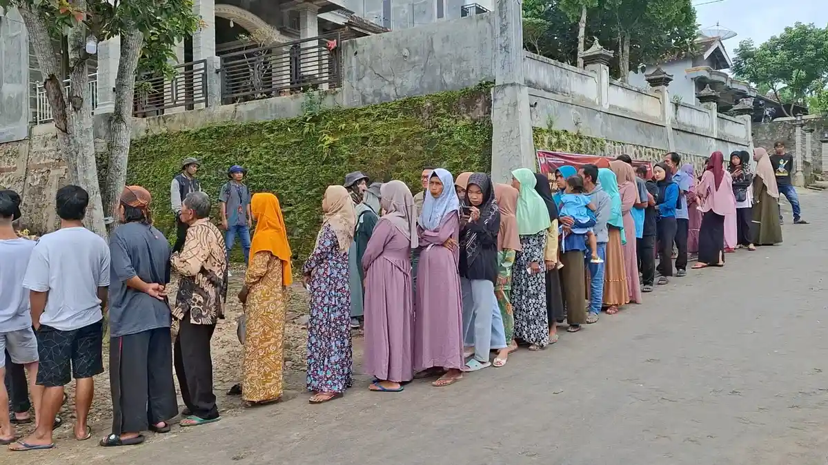 Datang Lebih Awal, Ratusan Pemilih di  TPS PSU Magetan Rela Mengantre