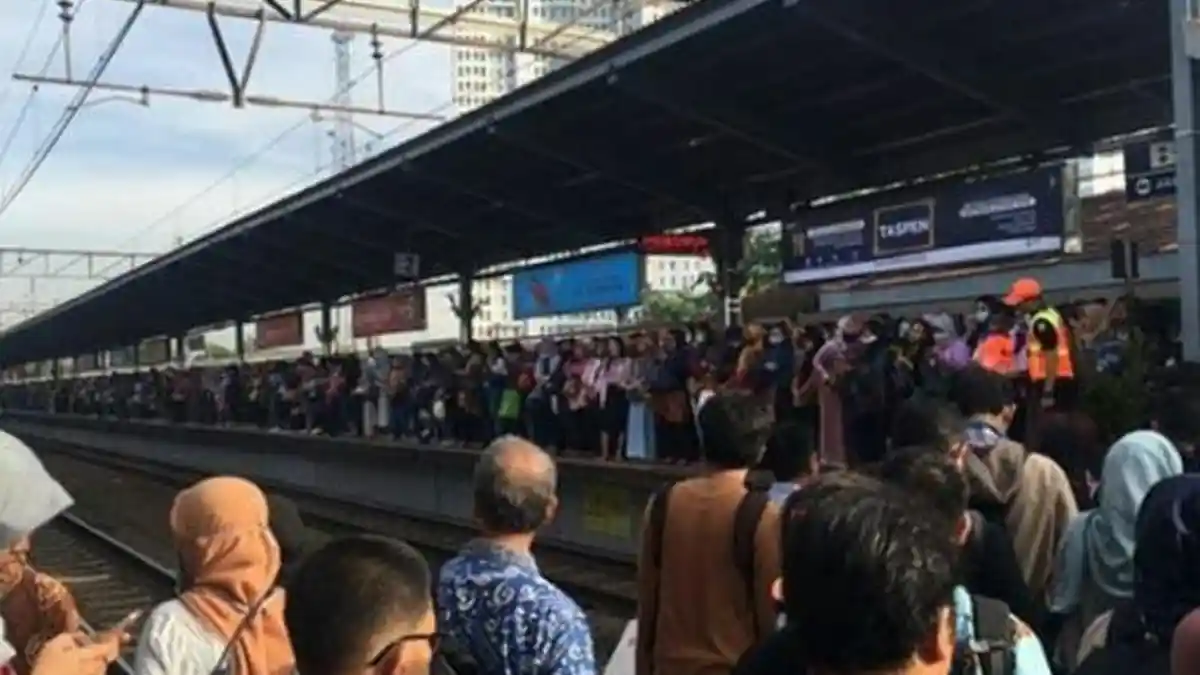 Penyebab Perjalanan KRL Bekasi ke Jakarta Sampai 2-3 Jam Ada di Stasiun Cakung