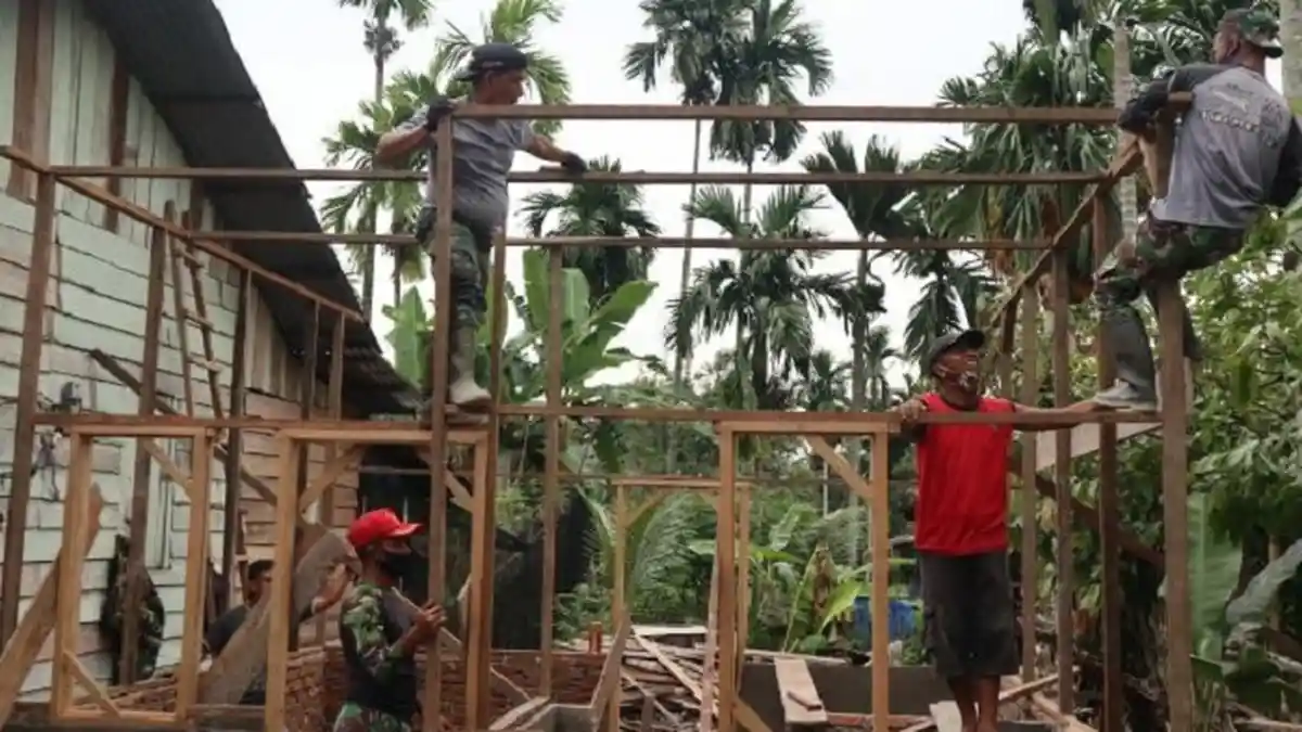Kodim Aceh Tenggara Rehab Rumah Warga Miskin di Lawe Kinga
