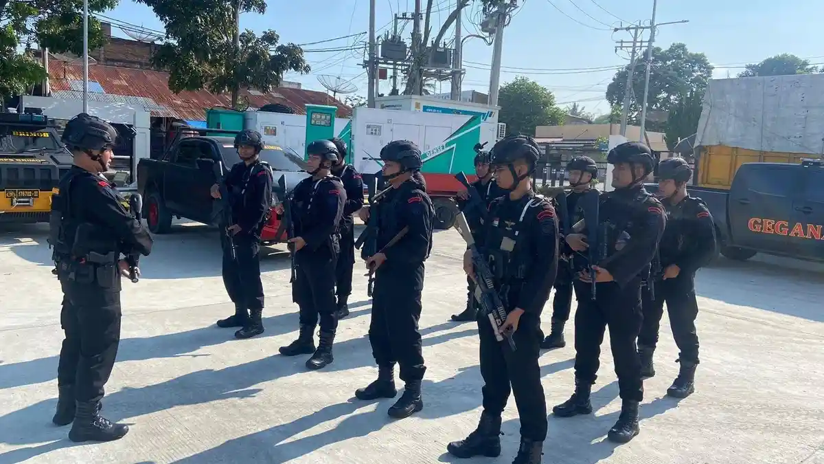 Tim Subden Wanteror Gegana Brimob Sumut Lakukan Pengawalan Kelengkapan F1H2o Menuju Balige