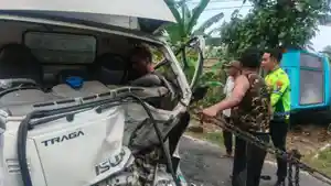 Mobil-Isuzu-Panther-dan-truk-Isuzu-Traga-terlibat-kecelakaan-di-Bojonegoro-mobil-terguling.jpg