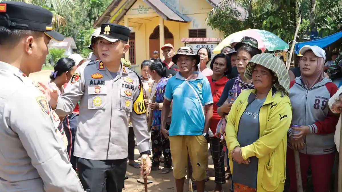 Respons Cepat Viral di Medsos, Polres Tapteng Salurkan Bansos di Kelurahan Bonalumban