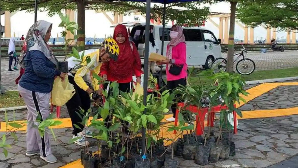 Program DLH, Warga Karimun Bisa Dapat Bibit Pohon Gratis dengan Tukar Sampah Plastik