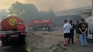 Kebakaran-melanda-gudang-pabrik-rokok-di-daerah-Buring-kecamatan-Kedungkandang-Kota-Malang.jpg