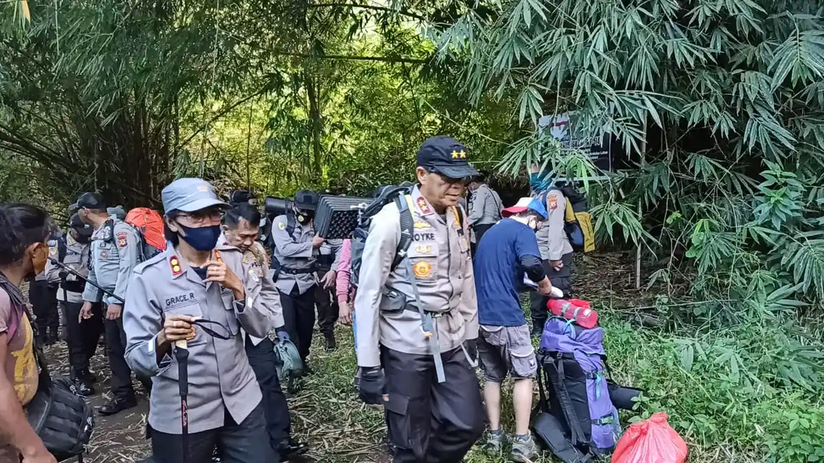 Mendaki Gunung Klabat, Kapolda Sulut Irjen Pol Royke Peringati Hari Bersejarah