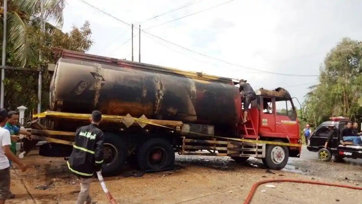 Truk BBM yang Angkut Premium Terbakar Saat Mengeluarkan Isi Bensin ke Tangki di SPBU