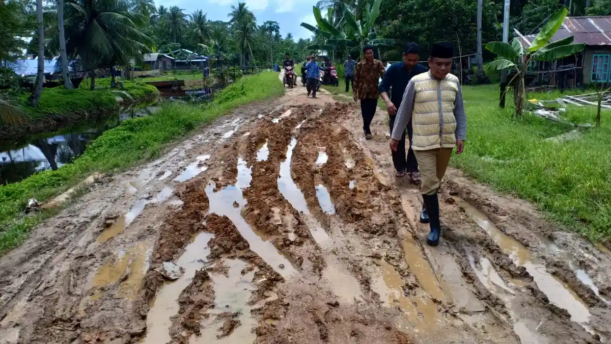 Wabup Kayong Utara Tinjau Jalan Rusak di Pulau Maya