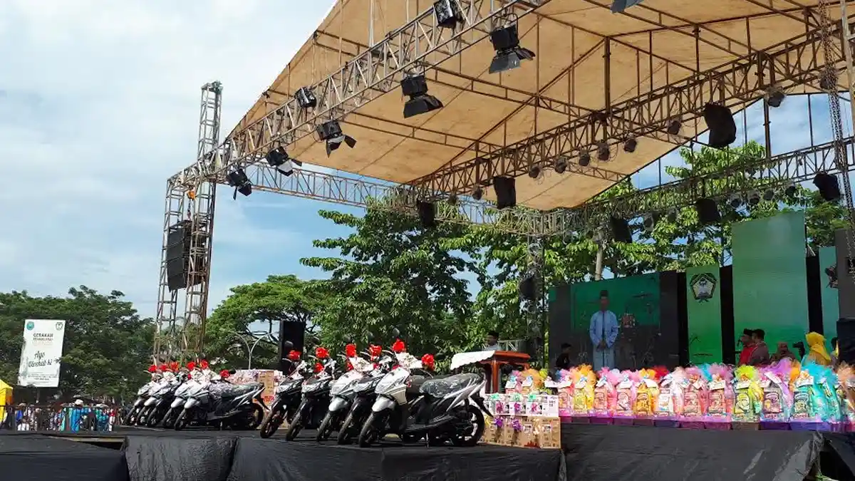 Walau Panas dan Berdebu, Warga Gowa Berburu Umroh Gratis di Lapangan Syech Yusuf